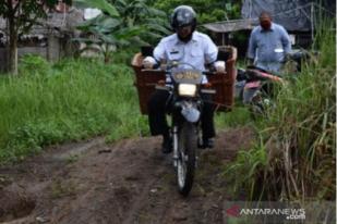 Gubernur Babel Bagikan Sembako “Door to Door” di Dusun Terpencil