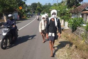 Warga Badui Berjalan Kaki untuk "Seba" ke Bupati dan Gubernur