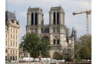 Halaman Depan Notre Dame, Paris, Mulai Dibuka