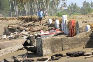 Puluhan Makam Warga Tionghoa Tergerus Abrasi di Aceh Barat