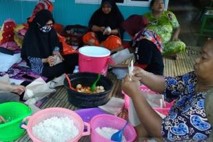 Jurnalis Peduli Bagikan Makanan untuk Korban Banjir Sulsel