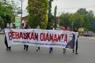 Jurnalis dan Mahasiswa Kalsel Tuntut Pembebasan Jurnalis Yang Sedang Diadili 