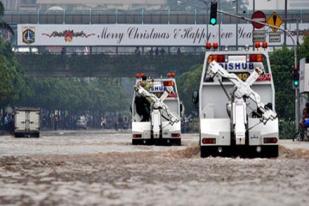 Dishub Sediakan Derek untuk Kendaraan Terjebak Banjir