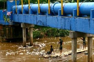 DKI Angkut Ratusan Ton Sampah Banjir di Sungai
