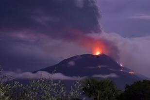 5.830 Warga Mengungsi karena Erupsi Gunung Ili Lewotolok