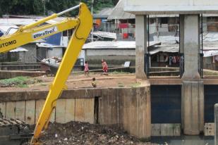 Anak Jakarta: Bermain Dekat Pintu Air di Jakarta Timur 