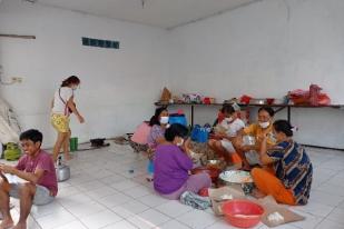 BPK PENABUR Salurkan Sembako untuk Korban Banjir Pamanukan