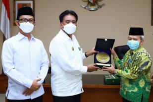 Bupati Sangihe Terima Harmoni Award dari Kemenag