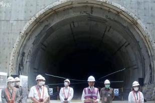 Jokowi Tinjau Konstruksi Kereta Cepat Jakarta-Bandung