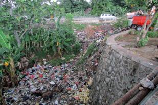 Oknum, Buang Sampah dari Warga ke Lahan Terbuka Hijau