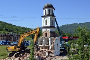 Gereja Serbia Yang Dibangun Secara Ilegal di Tanah Milik Perempuan Bosnia Dirobohkan