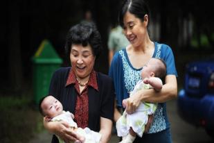 Nenek di China Lahirkan Anak Kembar