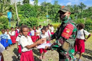 TNI Bagikan Seragam untuk Siswa Perbatasan