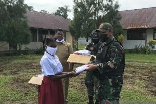 TNI Beri Seragam Sekolah untuk Siswa Perbatasan RI-PNG