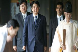 PM Jepang Kunjungi Kuil Perang Suci Yasukuni