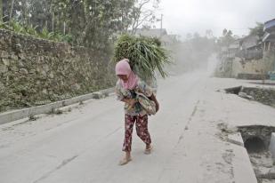 Hujan Abu di Beberapa Wilayah Akibat Gunung Merapi Meletus