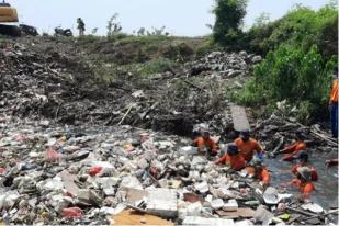 Tim Biawak Angkut 50 Ton Sampah Kali Busa Bekasi