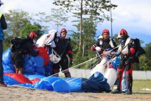 Tiga Atlet Terjun Payung Catat Rekor Ketepatan Mendatar