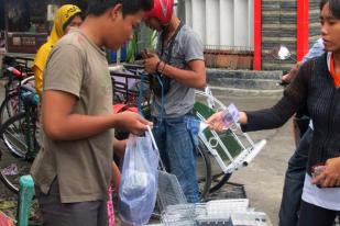 Pedagang Musiman Jual Jagung dan Pemanggang