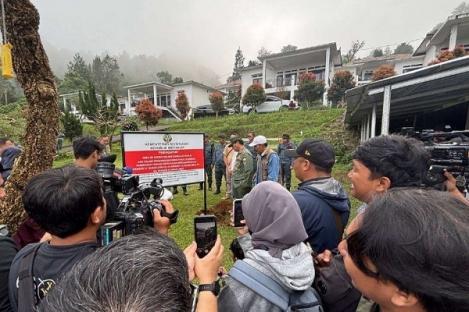 Menhut dan Kementerian ATR Segel Empat Villa Yang Dibangun di Hulu Sungai di Puncak, Bogor