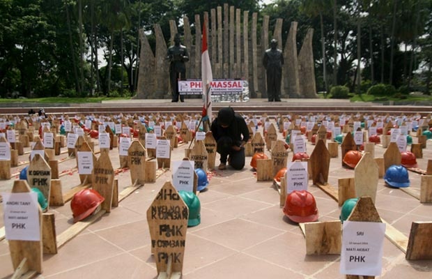 Tuntut Ganti Rugi Para Pekerja Buat 1000 Kuburan Massal