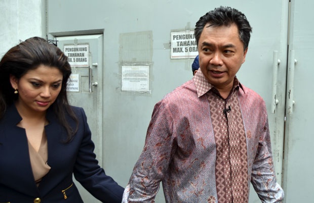 Mantan Juru Bicara Kepresidenan Dino Patti Djalal Menjenguk Andi Mallarangeng