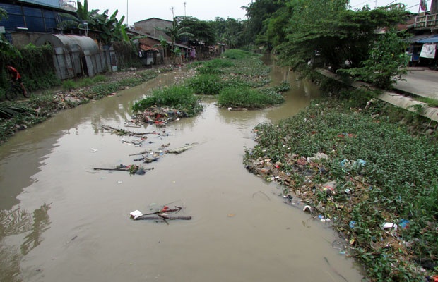 Pascahujan, Sampah Menumpuk di Kali Pondok Ungu