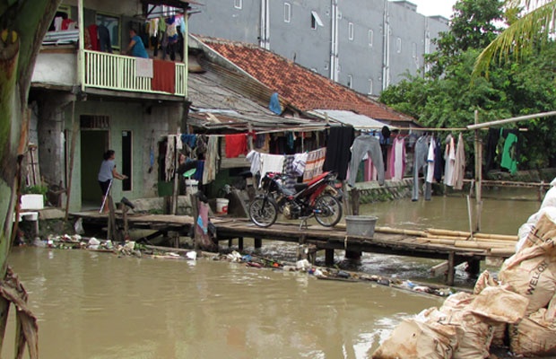 Pascahujan, Sampah Menumpuk di Kali Pondok Ungu