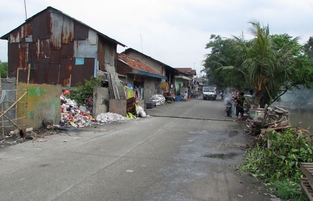 Pascahujan, Sampah Menumpuk di Kali Pondok Ungu