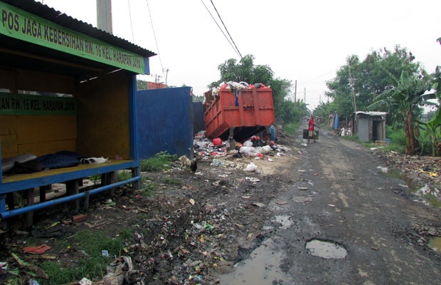 Pascahujan, Sampah Menumpuk di Kali Pondok Ungu