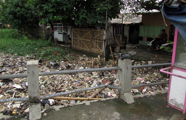 Pascahujan, Sampah Menumpuk di Kali Pondok Ungu