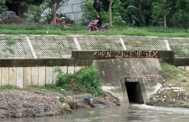 Pascahujan, Sampah Menumpuk di Kali Pondok Ungu