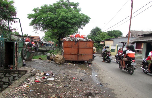 Sampah Jakarta: Lagi, Raut Sampah di TPS Bantaran Sungai