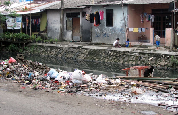 Sampah Jakarta Lagi Raut Sampah di TPS Bantaran Sungai  