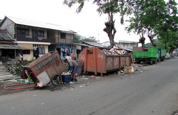 Sampah Jakarta: Lagi, Raut Sampah di TPS Bantaran Sungai