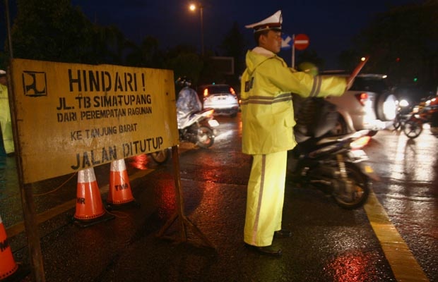 Jalan TB Simatupang Arah Pasar Rebo Ditutup Sementara