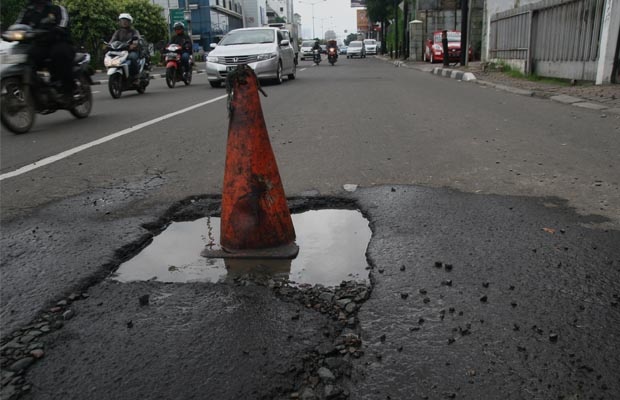 Jalan Berlubang di Menteng Belum Diperbaiki