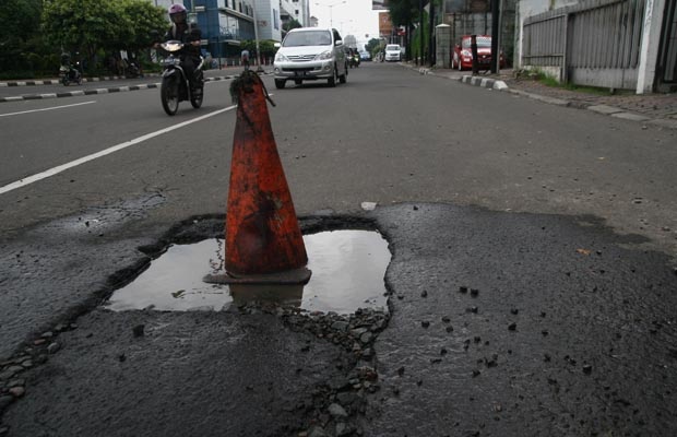 Jalan Berlubang di Menteng Belum Diperbaiki