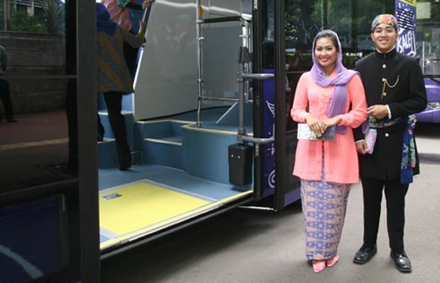 Melihat Bus Tingkat Jakarta dari Dekat