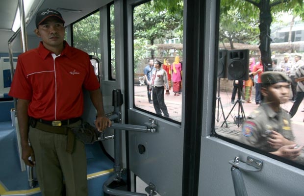 Melihat Bus Tingkat Jakarta dari Dekat