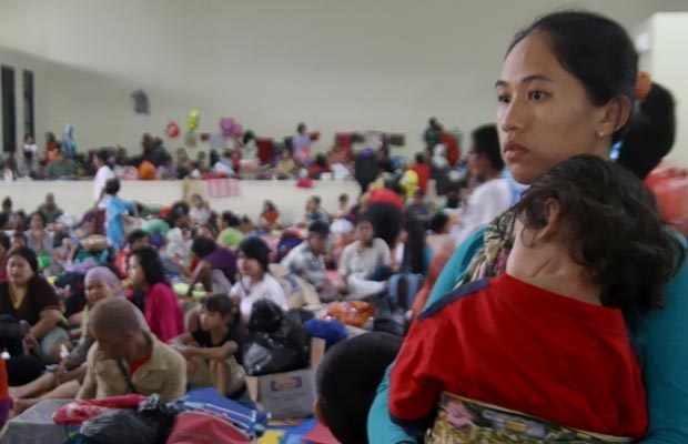 Pengungsi Banjir di GOR Jakarta Timur Menumpuk