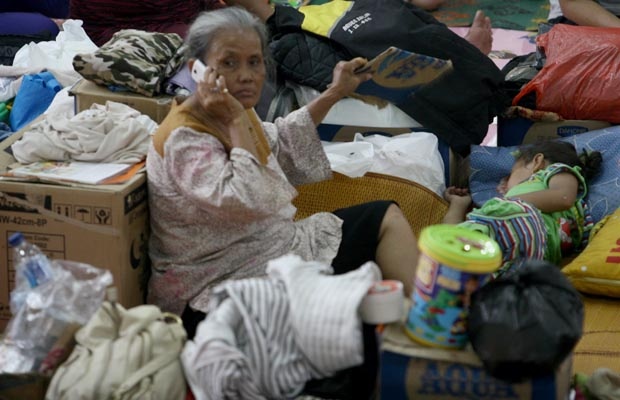 Pengungsi Banjir di GOR Jakarta Timur Menumpuk
