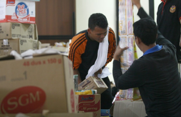 Para Relawan Bantu Pengungsi Korban Banjir di Jakarta Timur