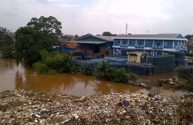 Anak-anak Mencari Rejeki dari Banjir