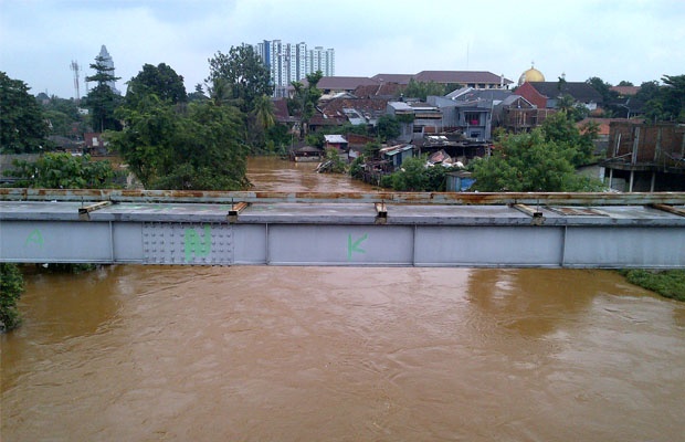 Anak-anak Mencari Rejeki dari Banjir