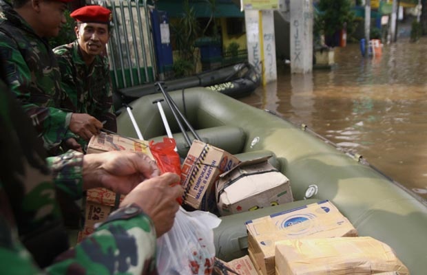 Kopassus Bantu Evakuasi Korban Banjir Jakarta 