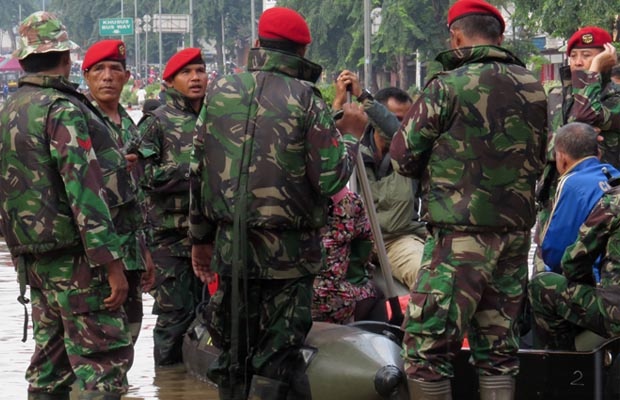 Kopassus Bantu Evakuasi Korban Banjir Jakarta 