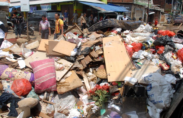 Pasca Banjir Warga Mulai Bersih Bersih Sampah Banjir