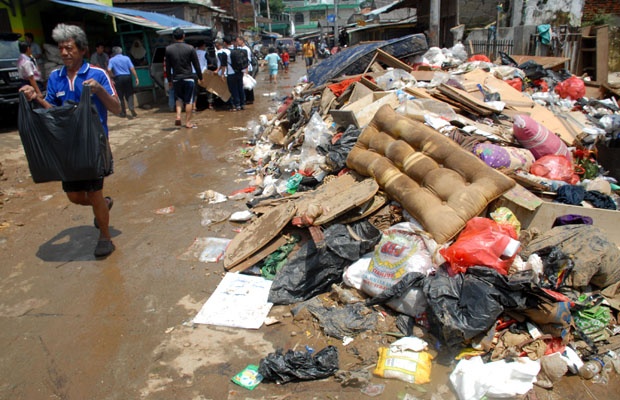 Pasca Banjir Warga Mulai Bersih Bersih Sampah Banjir