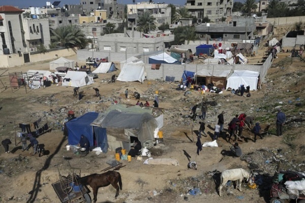 Warga Palestina Mengungsi ke Deir al Balah dengan Berjalan atau Naik Gerobag Keledai